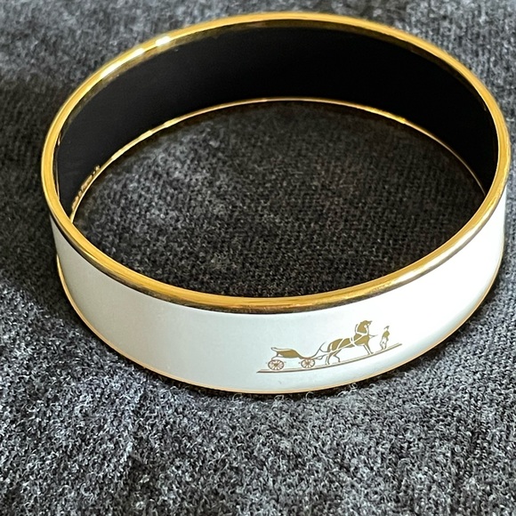 Beautiful Hermes Caleche Enamel Bangle Bracelet. Like New! - Picture 5 of 6